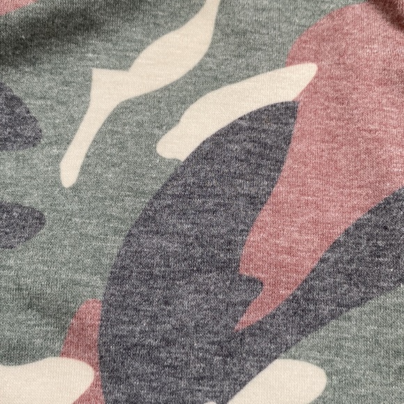 Boutique Twist Hem Camo Tank Top 💗 Olive Cream & Gray - Picture 10 of 10